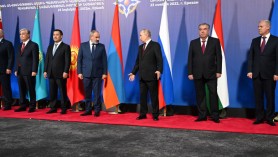 Vladimir Putin, izolat în timpul unei întâlniri la Erevan. Clipul care a devenit viral pe internet